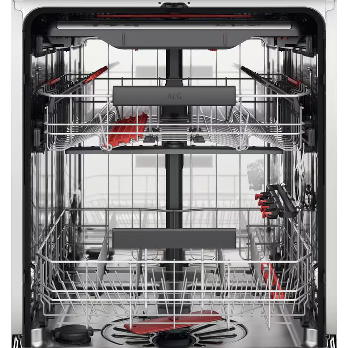 Intérieur d'un lave-vaisselle AEG GlassCare chargé de verrerie fine