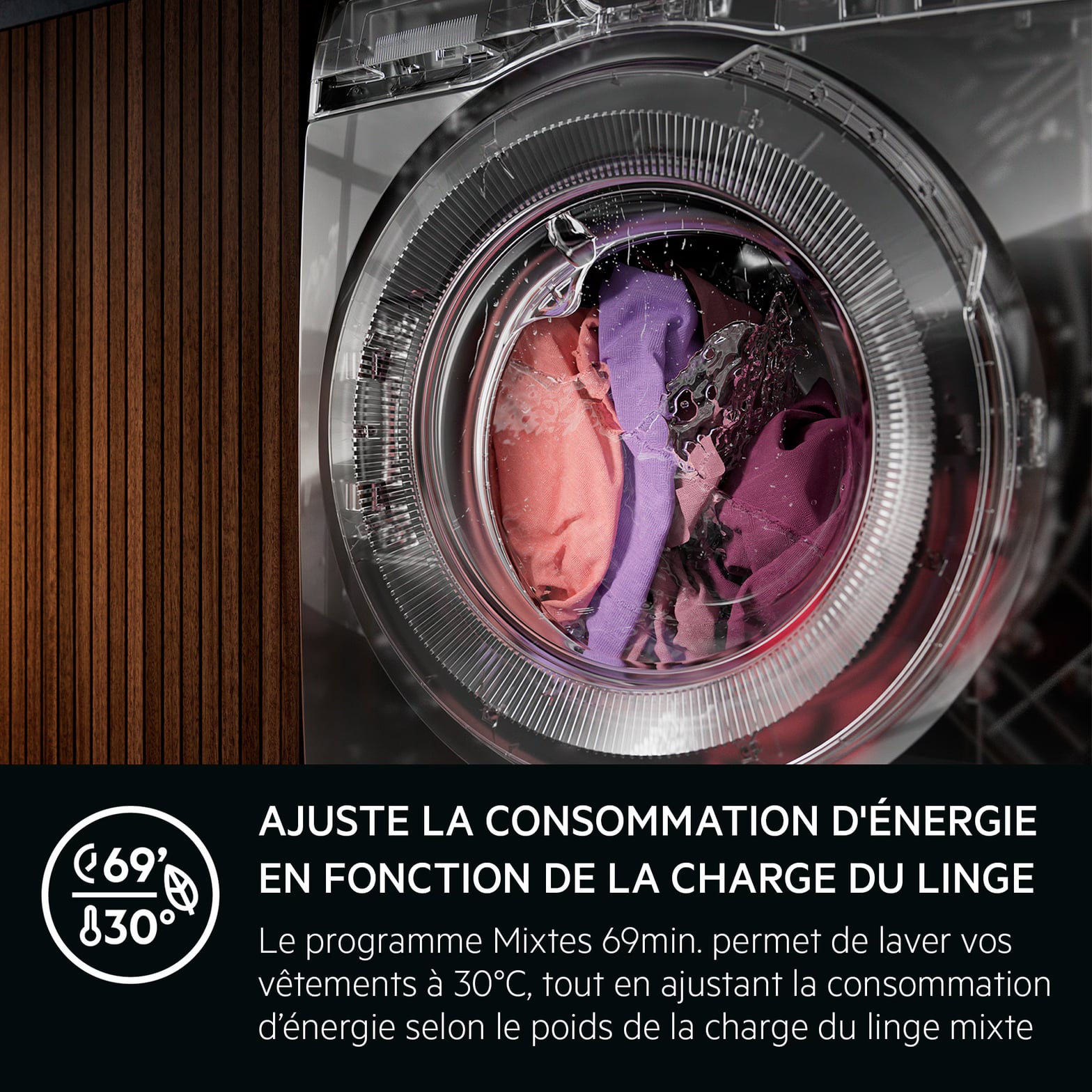 Tambour ouvert lave-linge AEG ProSense avec linge dedans, bandeau ajustement consommation énergétique visible