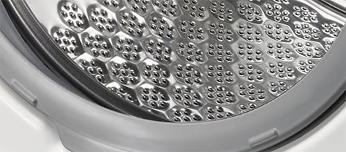 Gros plan sur le tambour Protex Plus AEG aux perforations en coussinets bombés