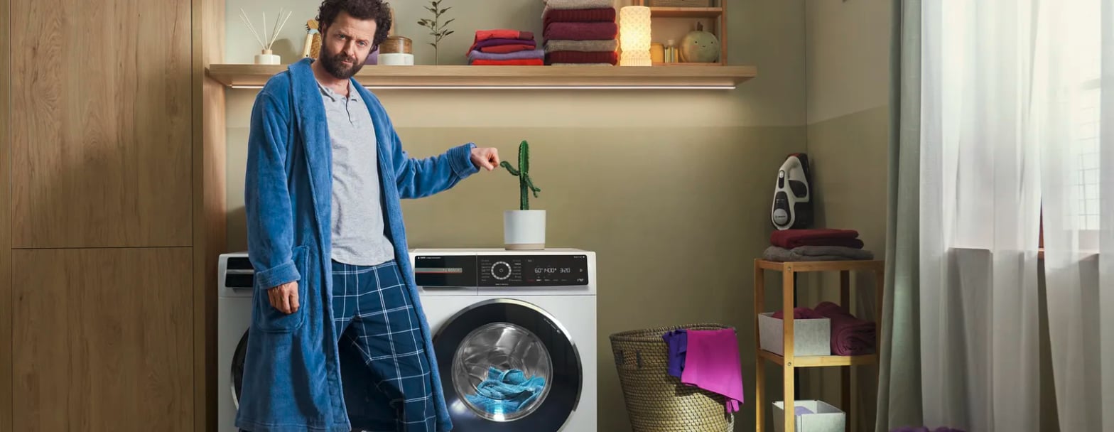 Lave-linge Bosch silencieux avec cactus posé dessus, démonstration AntiVibration Design