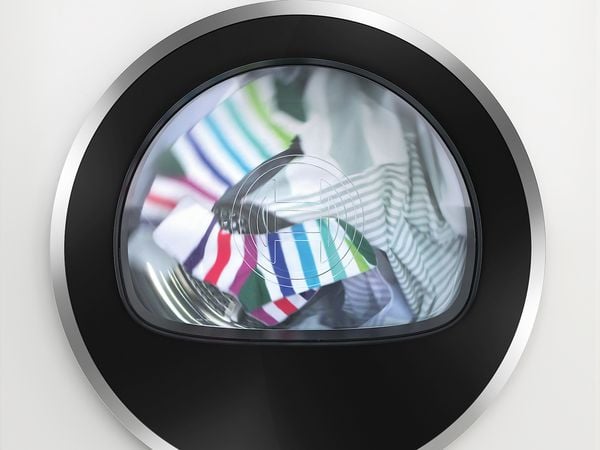 Capteur AutoDry Bosch mesurant l'humidité du linge à travers le hublot d'un sèche-linge