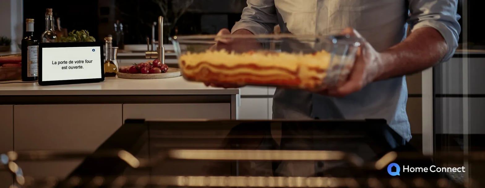 Notification Home Connect Bosch 'La porte de votre four est ouverte' affichée sur écran de cuisine