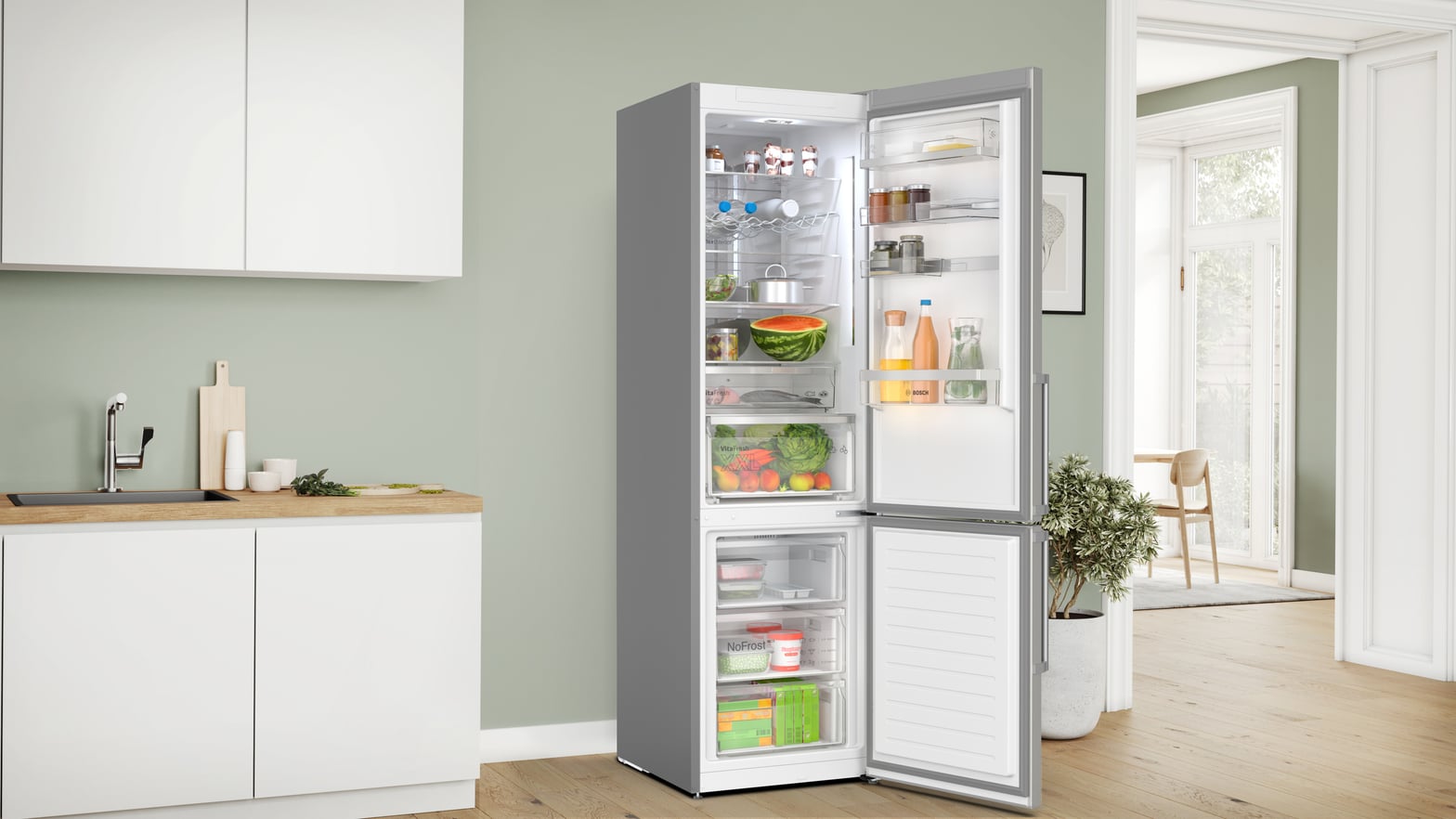 Réfrigérateur Bosch KGN39AIBT inox ouvert montrant l'intérieur avec MultiAirflow et NoFrost