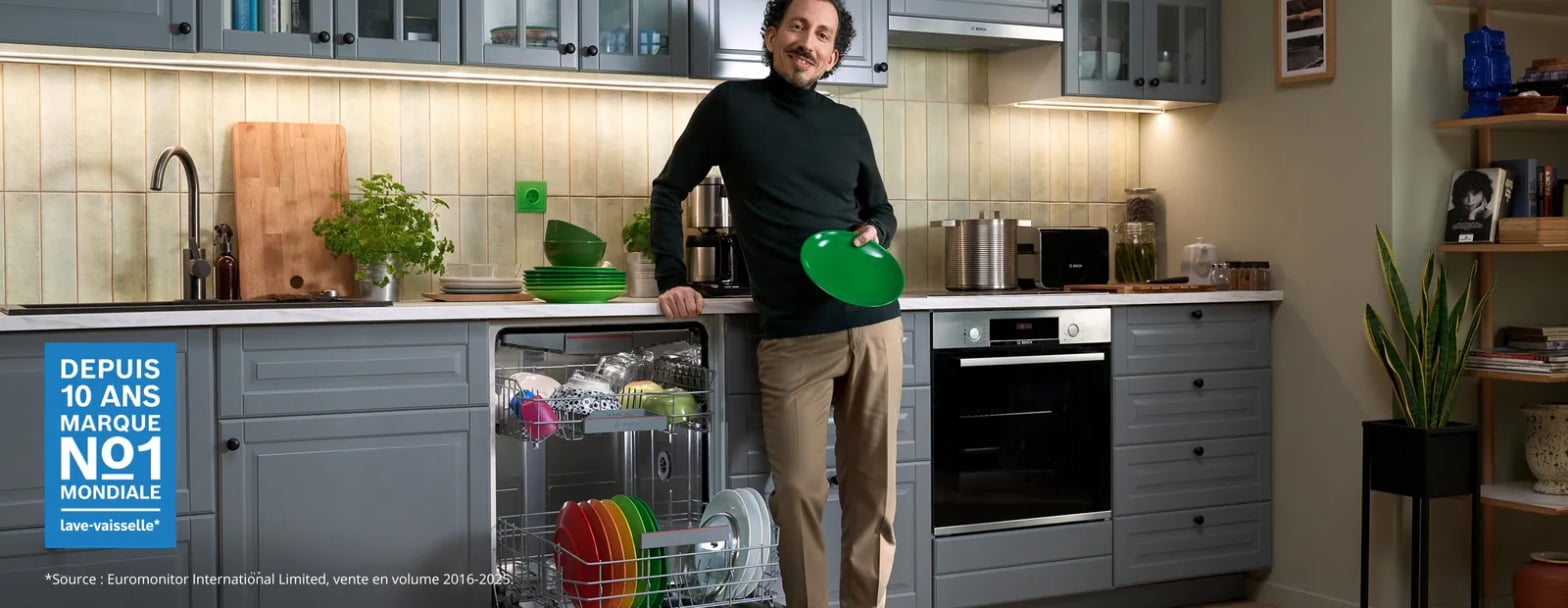 Lave-vaisselle Bosch PerfectDry ouvert assiettes colorees seches homme cuisine grise