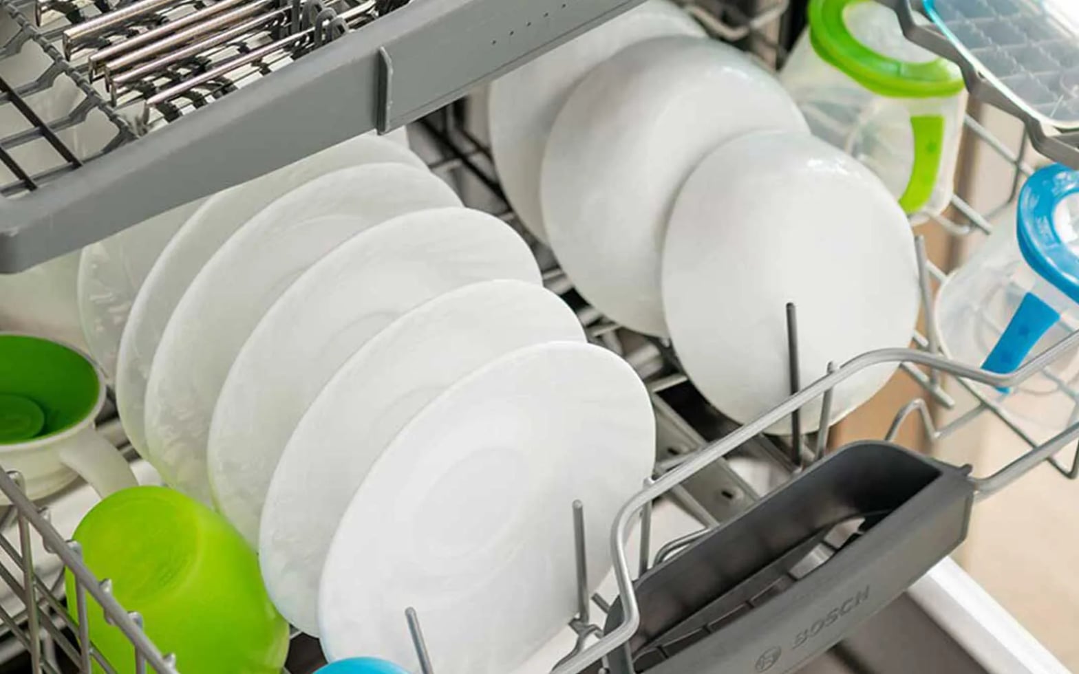 Intérieur de lave-vaisselle Bosch avec assiettes propres, programmes rapides VarioSpeed