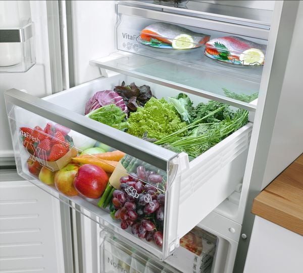 Tiroirs VitaFresh 0°C et VitaFresh XL Bosch chargés de poissons fruits et légumes