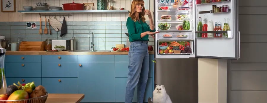 Réfrigérateur Bosch ouvert tiroirs VitaFresh remplis de produits frais en cuisine