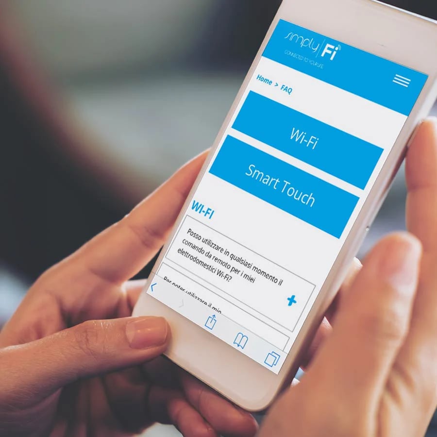 Smartphone affichant l'application simply-Fi Candy menu FAQ Wi-Fi Smart Touch
