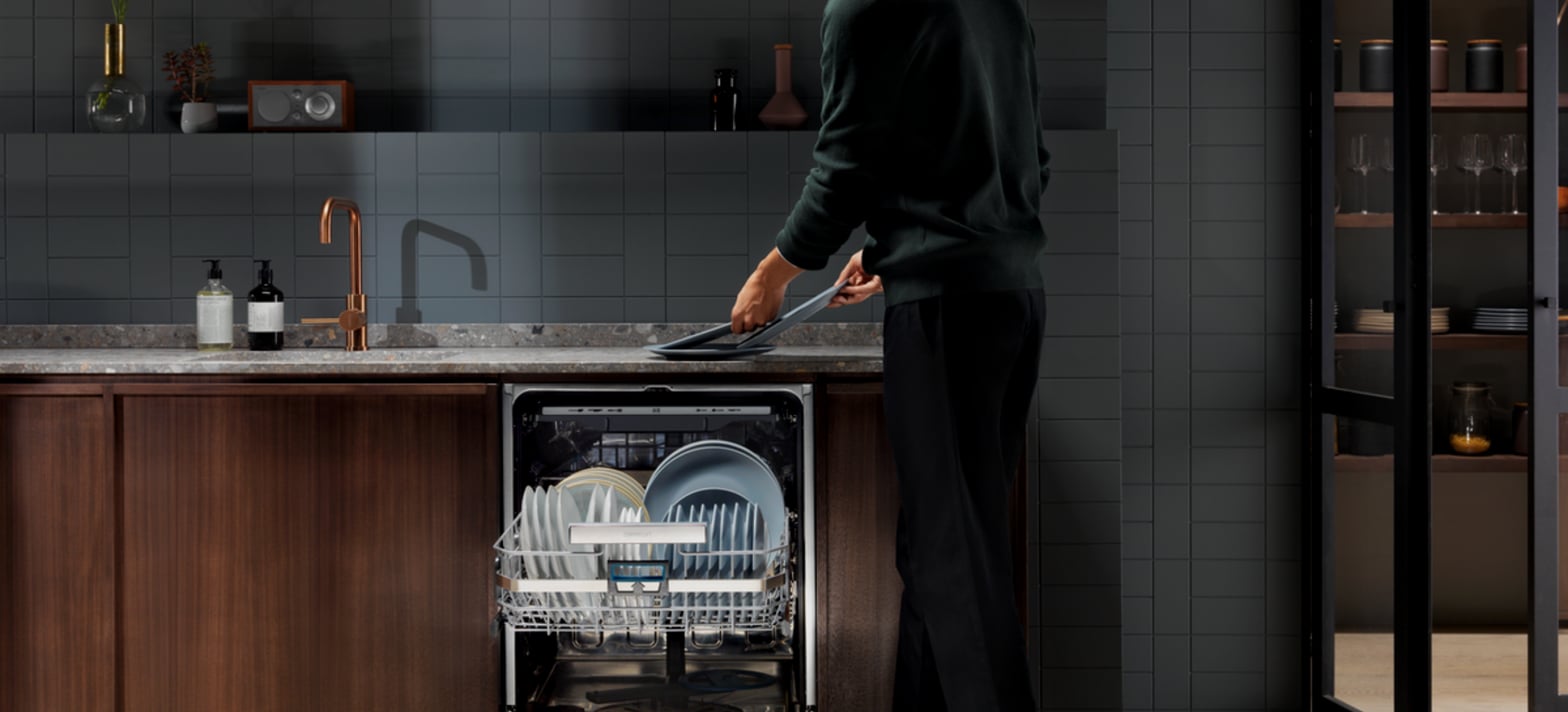Lave-vaisselle Electrolux AirDry porte entrouverte en fin de cycle de séchage naturel