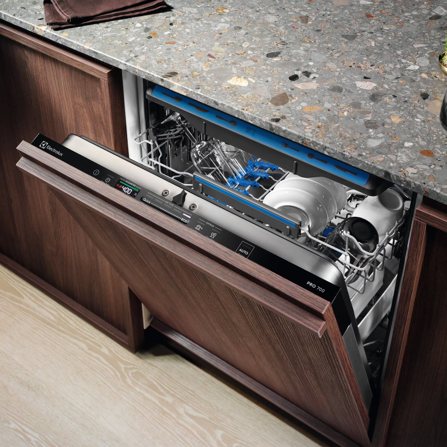 Lave-vaisselle Electrolux PRO 700 AirDry avec porte entrouverte automatiquement en fin de cycle