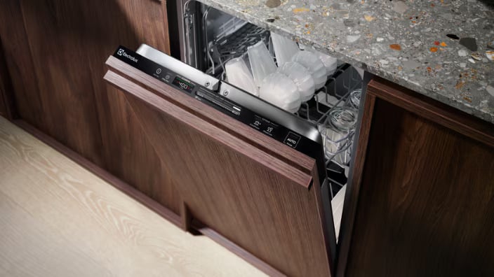 Lave-vaisselle Electrolux AirDry porte automatiquement entrouverte en fin de cycle