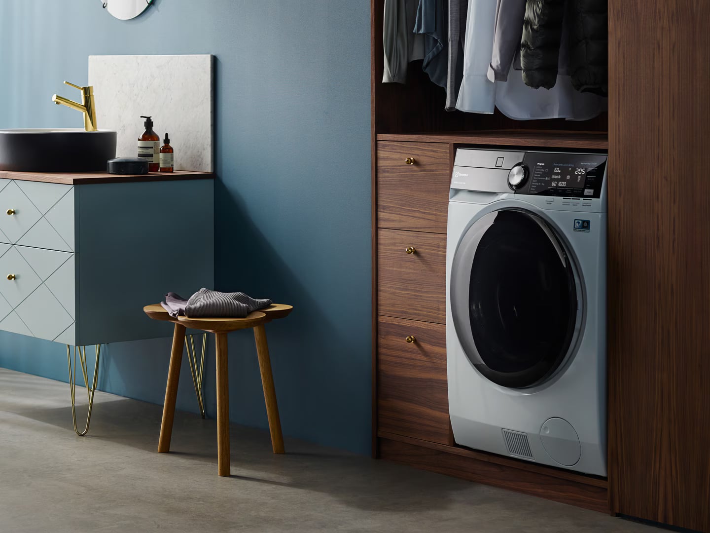 Lave-linge séchant Electrolux à technologie DualCare installé dans une buanderie