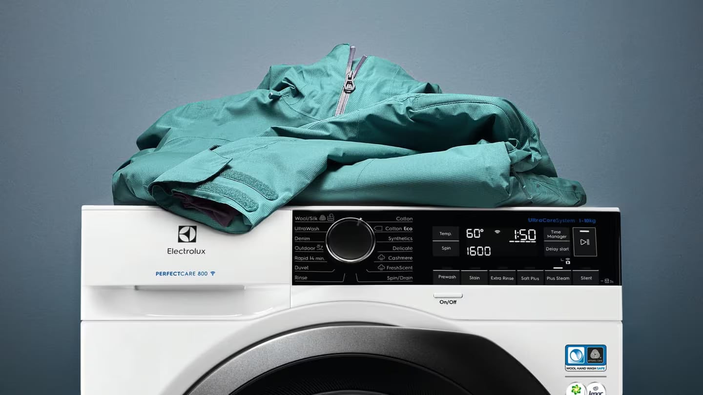 Bandeau sèche-linge Electrolux PerfectCare 800 affichant programmes OptiSense 1-10 kg