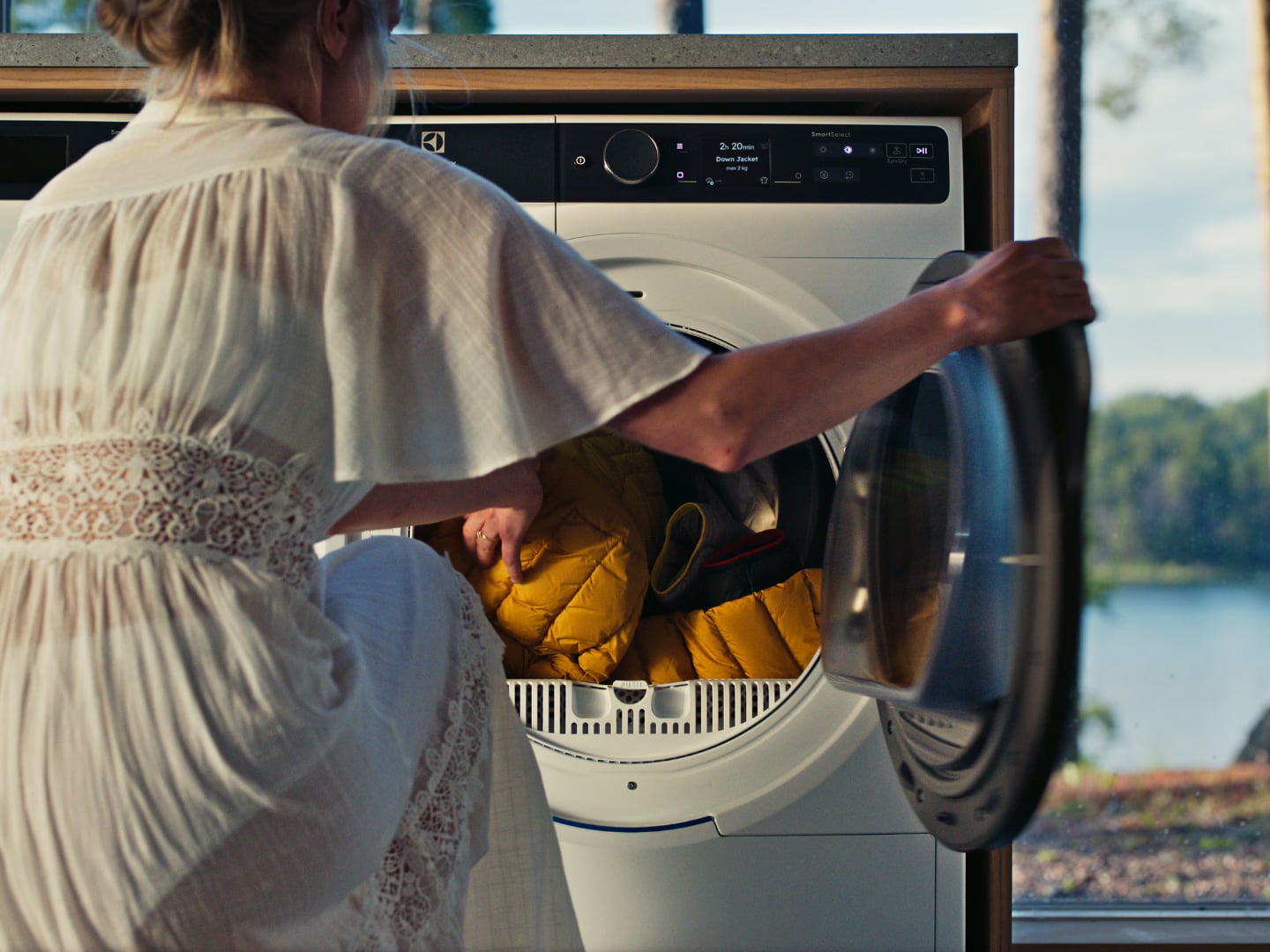Chargement doudoune dans sèche-linge Electrolux avec programme SmartSelect OptiSense