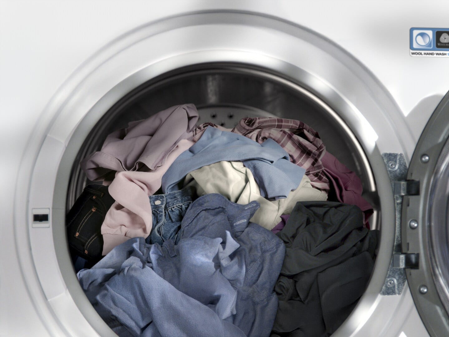 Tambour sèche-linge Electrolux chargé en linge mixte, illustration capacité OptiSense