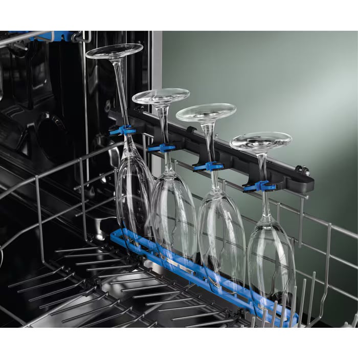 Verres à pied maintenus par les pinces SoftSpikes Electrolux GlassCare dans le panier supérieur du lave-vaisselle