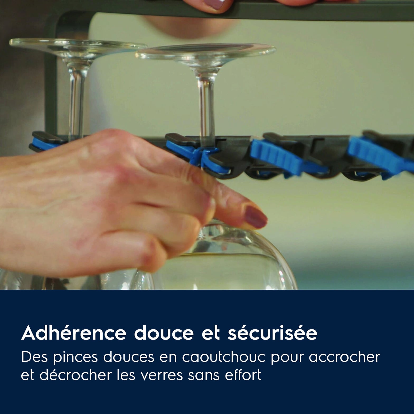Pinces souples en caoutchouc Electrolux SoftSpikes maintenant un verre à pied