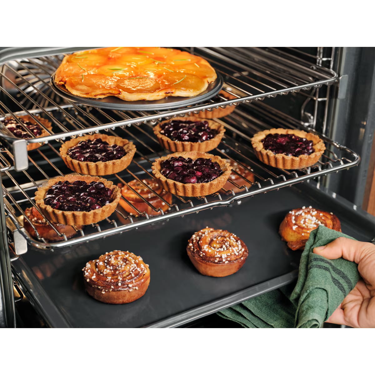 Cuisson trois niveaux simultanés tarte tartelettes brioches four Electrolux SurroundCook