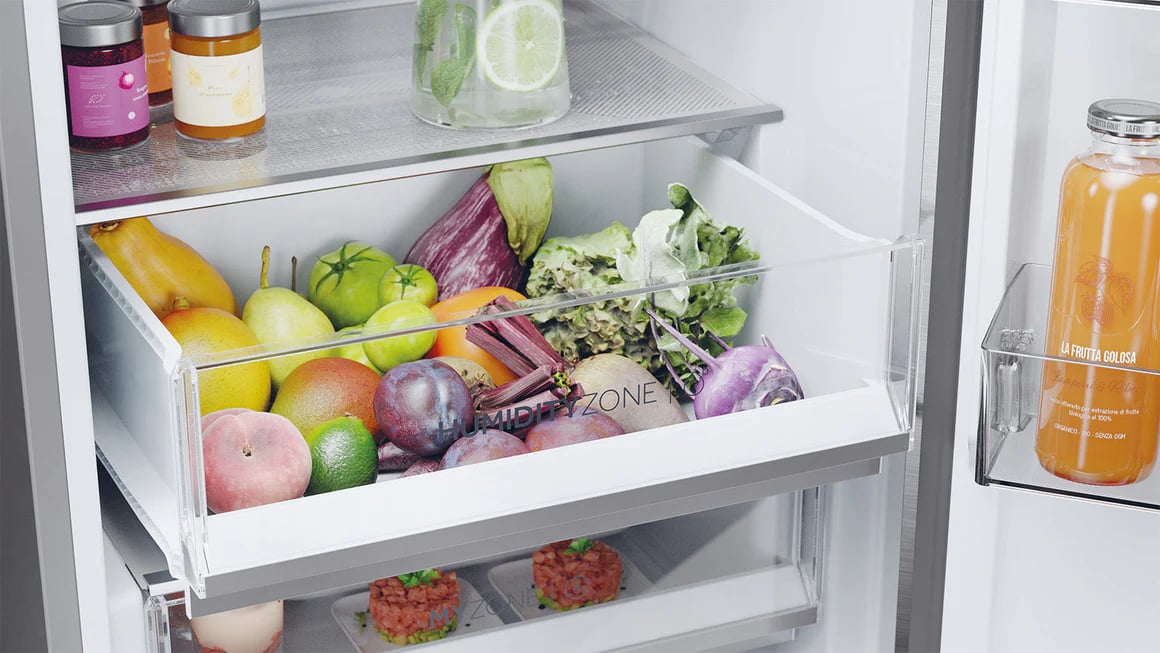 Tiroir HumidityZone Haier avec fruits et légumes frais dans une cuisine