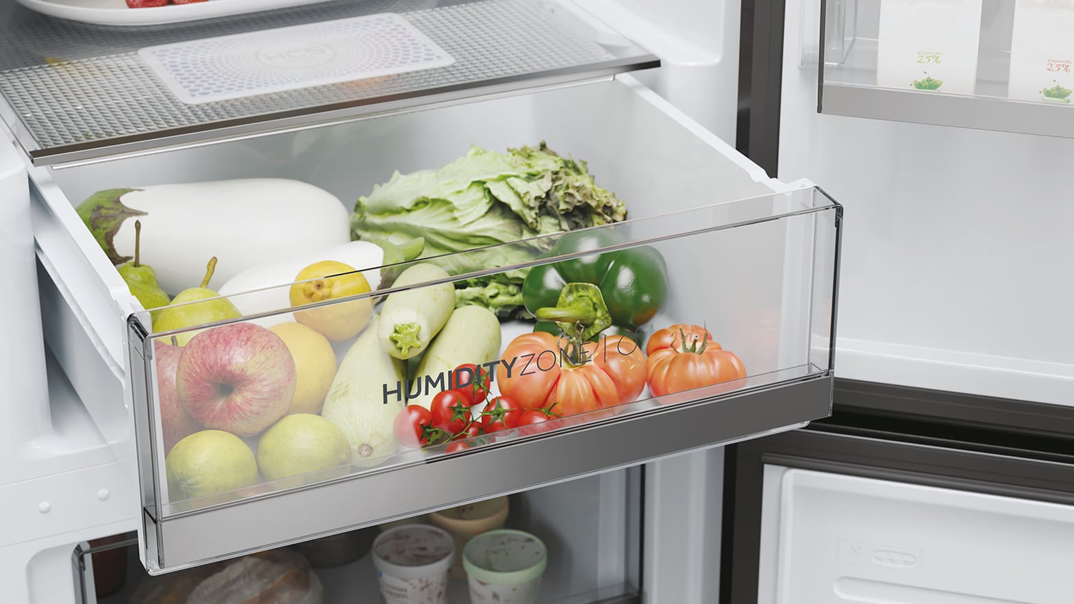 Tiroir HumidityZone Haier ouvert avec fruits et légumes frais, membrane HCS visible