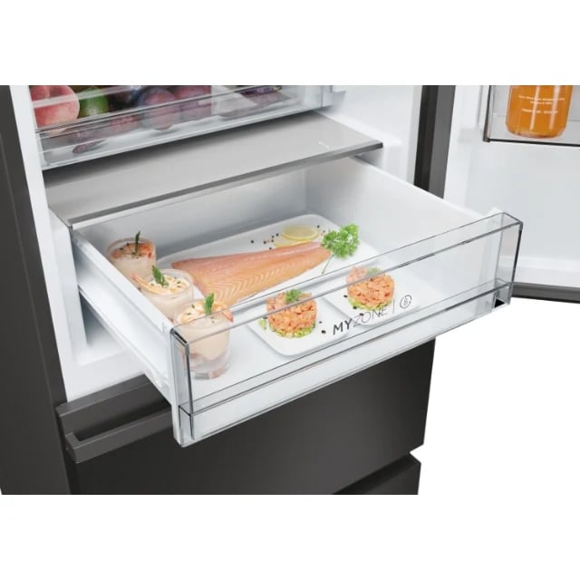 Tiroir MyZone Haier ouvert avec saumon et aliments frais, logo MyZone visible