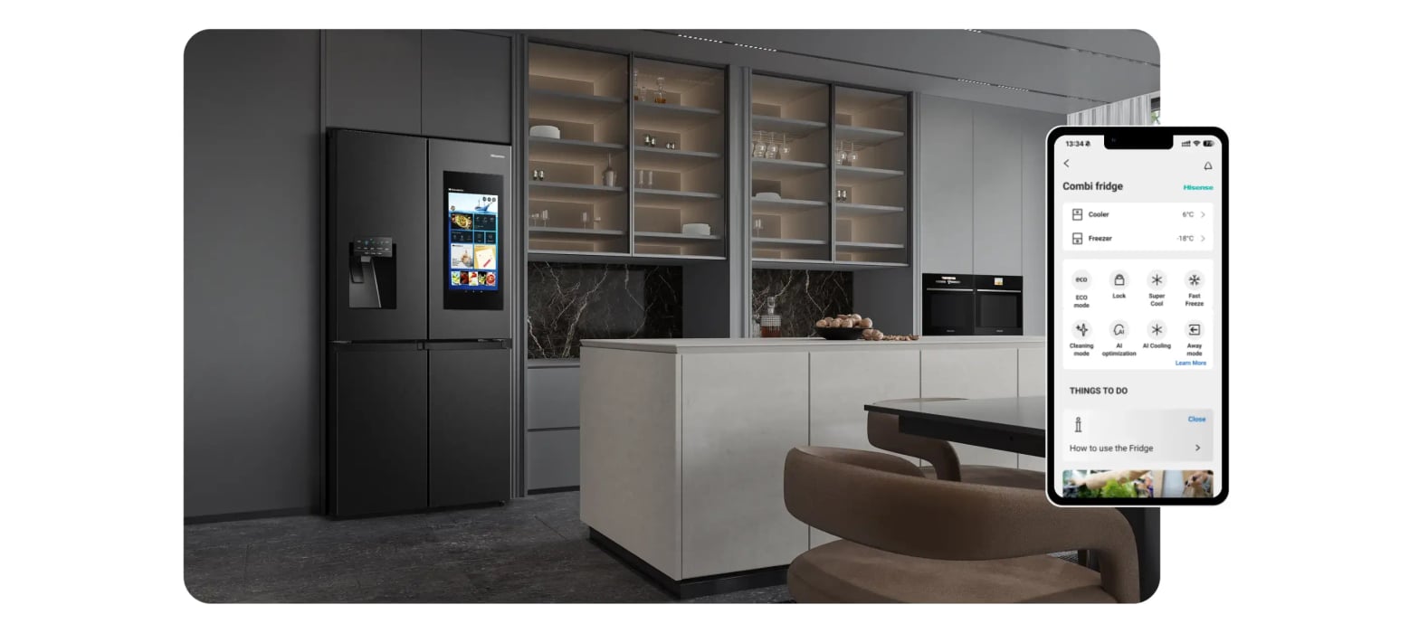 Application ConnectLife Hisense pilotant un réfrigérateur multiporte avec écran tactile intégré
