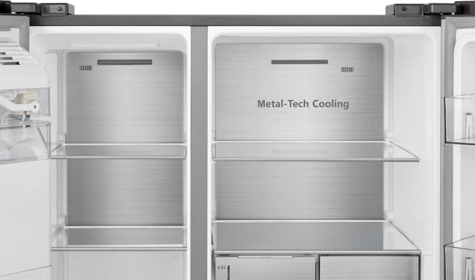 Réfrigérateur Hisense rempli d'aliments frais devant la paroi Metal-Tech Cooling