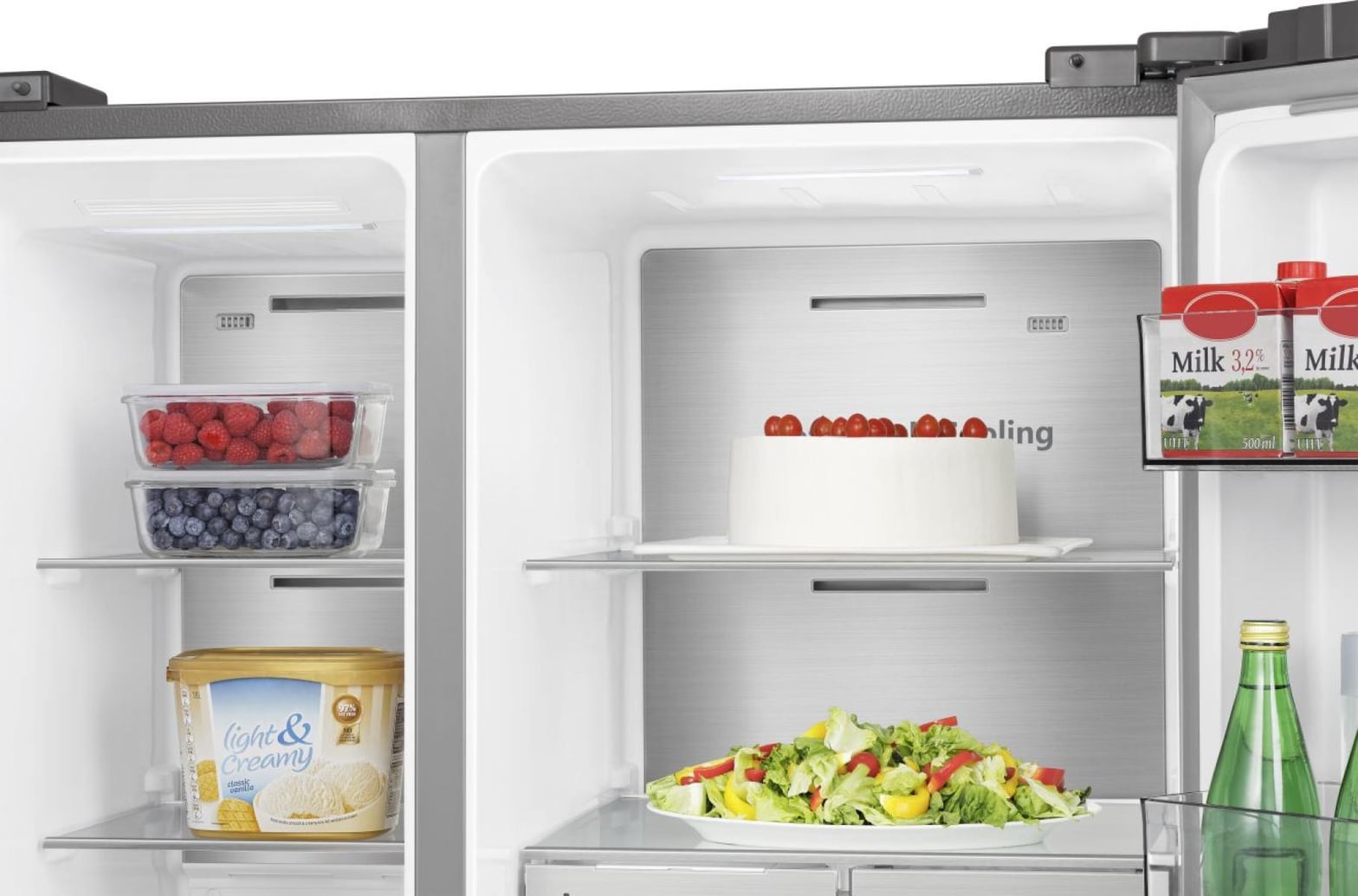 Paroi arrière inox Metal-Tech Cooling Hisense visible dans un réfrigérateur side-by-side, étiquetée