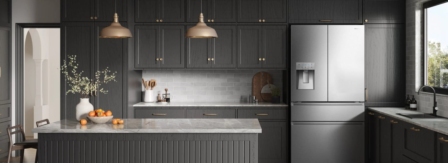 Cuisine moderne avec réfrigérateur HISENSE French door Multi Air Flow intégré