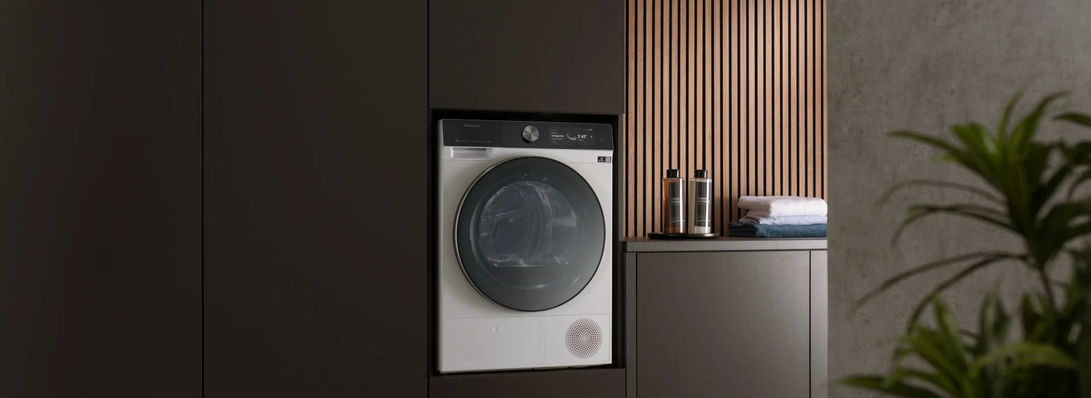 Lave-linge HISENSE avec Pause & Add dans salle de lavage contemporaine avec rangements