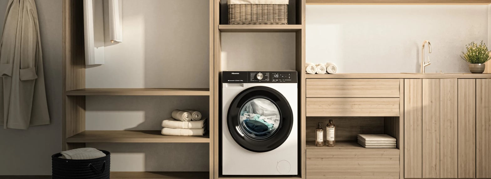 Lave-linge Hisense Pure Steam dans buanderie moderne avec linge