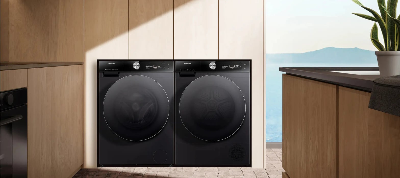 Ensemble lave-linge et sèche-linge Hisense PureJet Wash dans une buanderie moderne