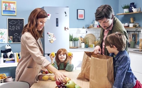Famille rangeant courses devant refrigerateur Indesit Push and Go pour surpuissance froid