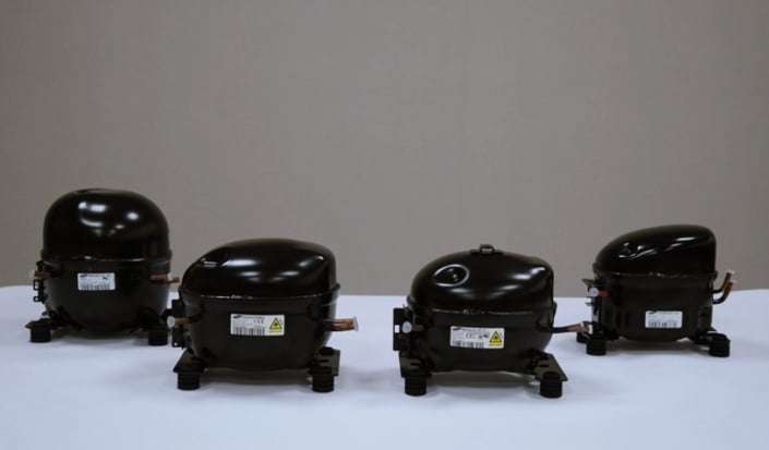 Quatre compresseurs Digital Inverter SAMSUNG alignés montrant les générations du moteur de réfrigérateur
