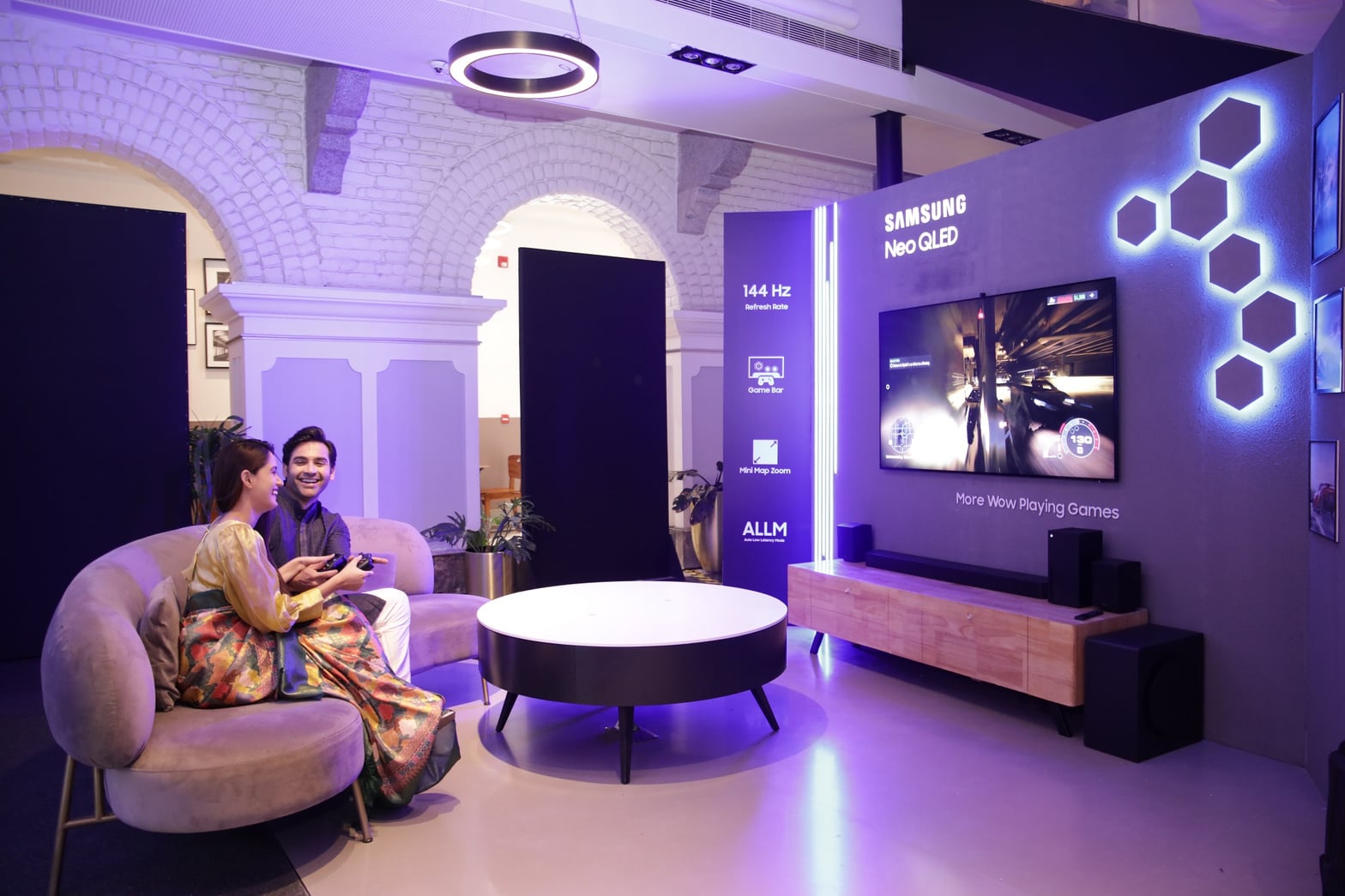 Partie de jeu vidéo de course sur un grand téléviseur Samsung Neo QLED illustrant la fluidité de Motion Xcelerator