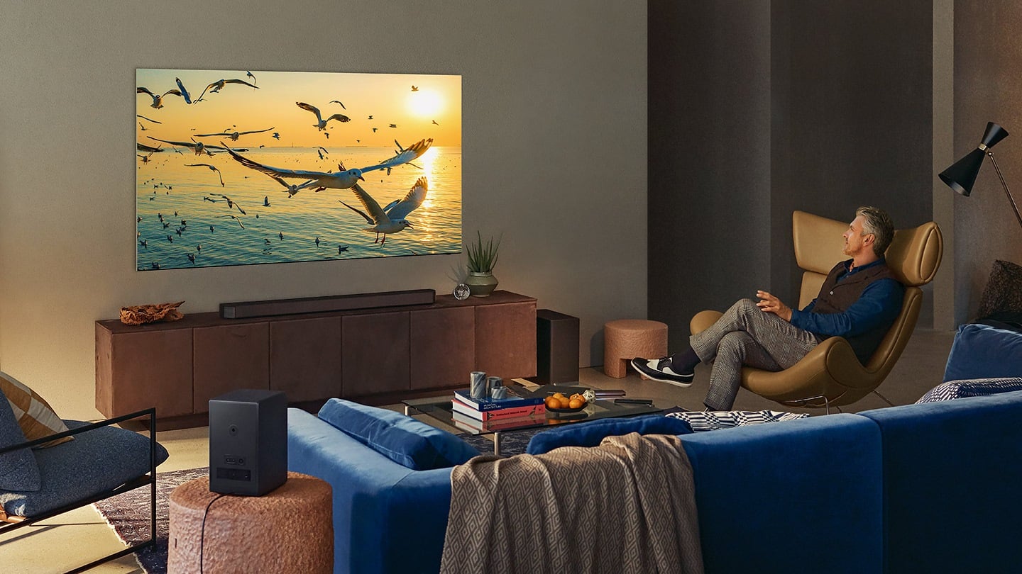 Q-Symphony Samsung : téléviseur QLED et barre de son Q-Series synchronisés dans un salon