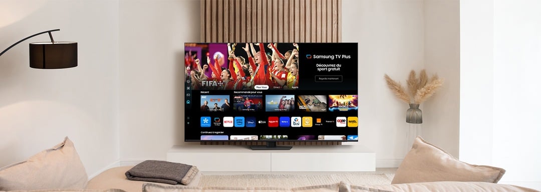 Téléviseur Samsung affichant l'écran d'accueil Smart Hub Tizen avec Samsung TV Plus et apps de streaming
