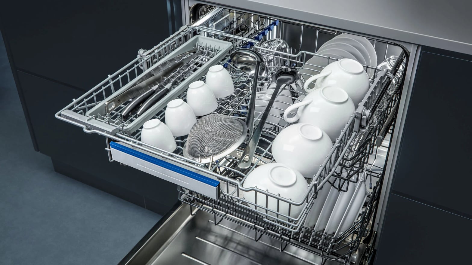 Panier supérieur lave-vaisselle Siemens chargé, équipement aquaStop intégré