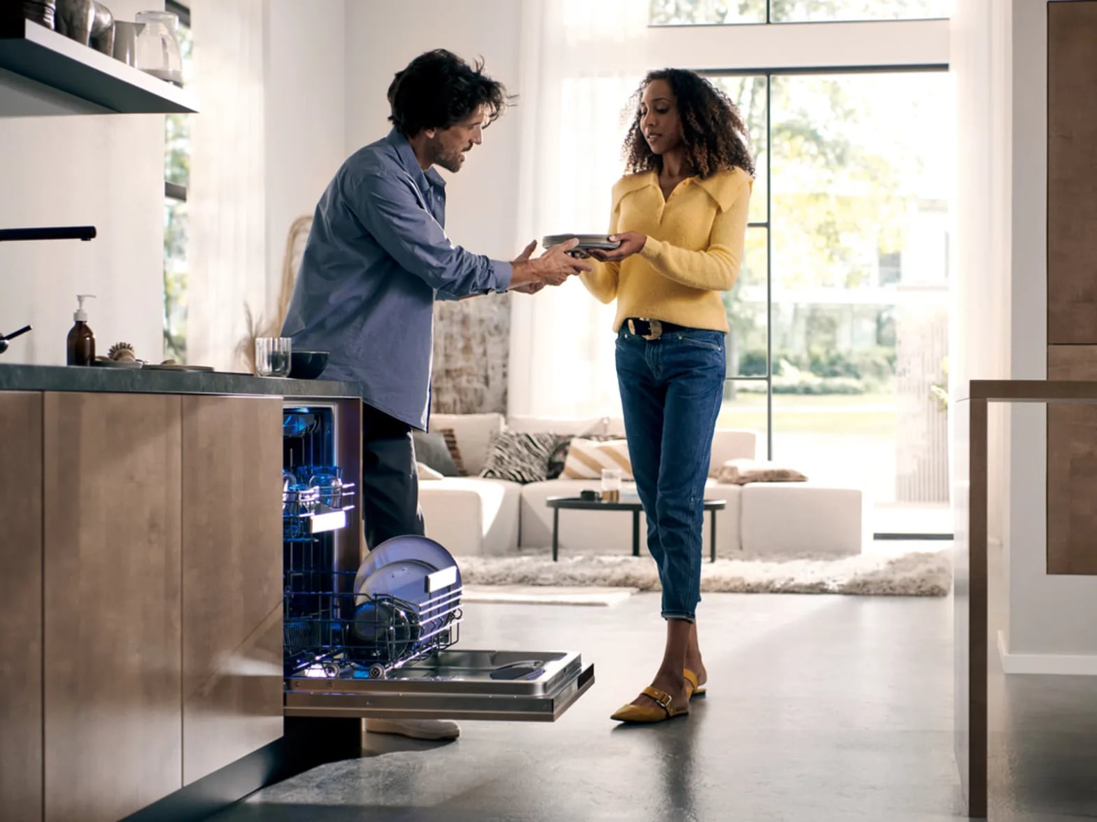 Couple chargeant un lave-vaisselle Siemens équipé de la sécurité anti-fuite aquaStop