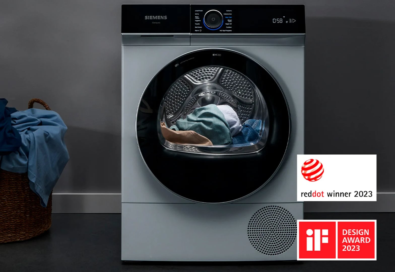 Sèche-linge Siemens iQ700 autoDry avec tambour chargé et afficheur de fin de cycle