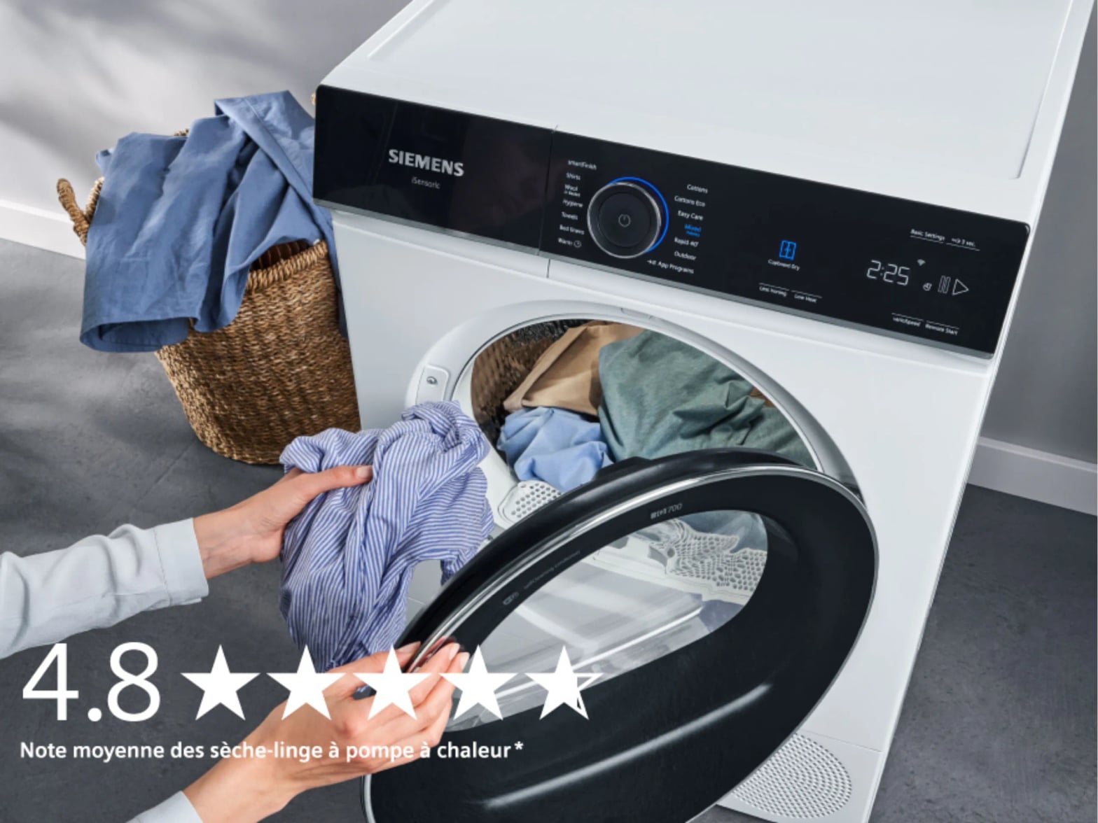 Personne déchargeant un sèche-linge Siemens autoDry avec affichage du temps de cycle