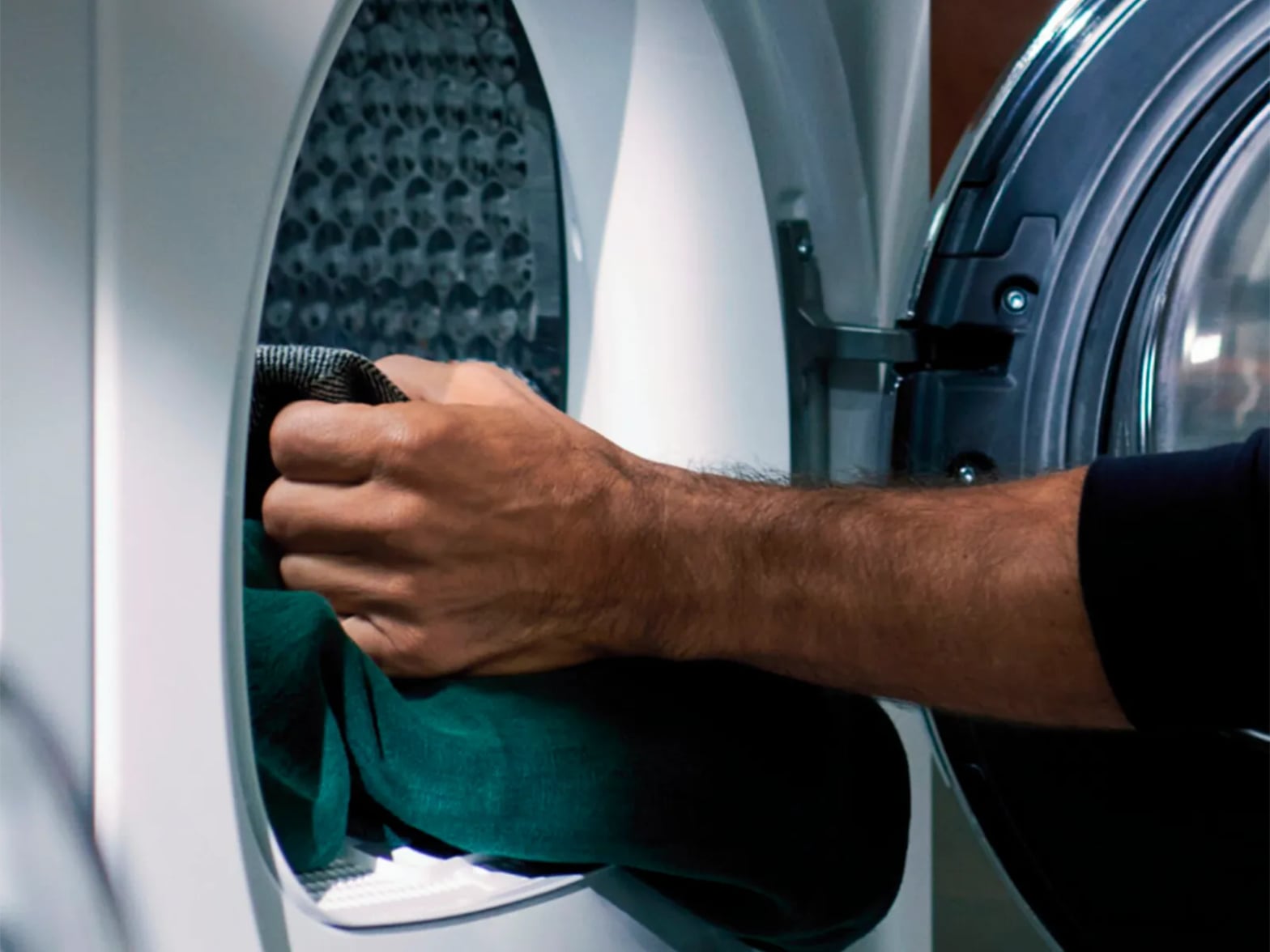 Chargement d'un sèche-linge Siemens autoDry avec linge vert dans le tambour