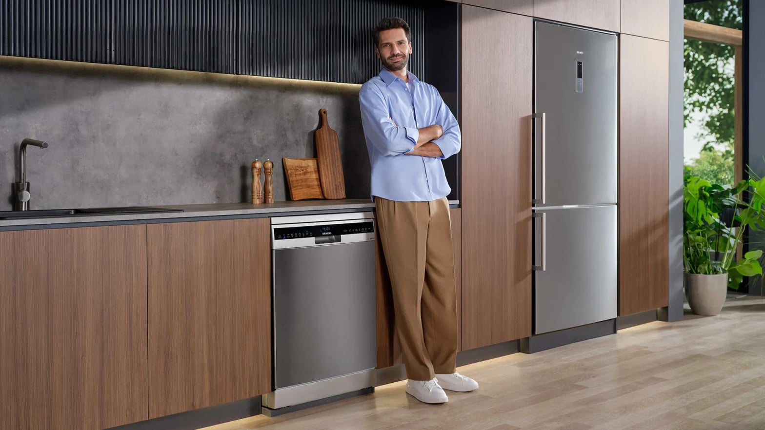 Lave-vaisselle Siemens autoOpen Dry encastrable dans cuisine moderne