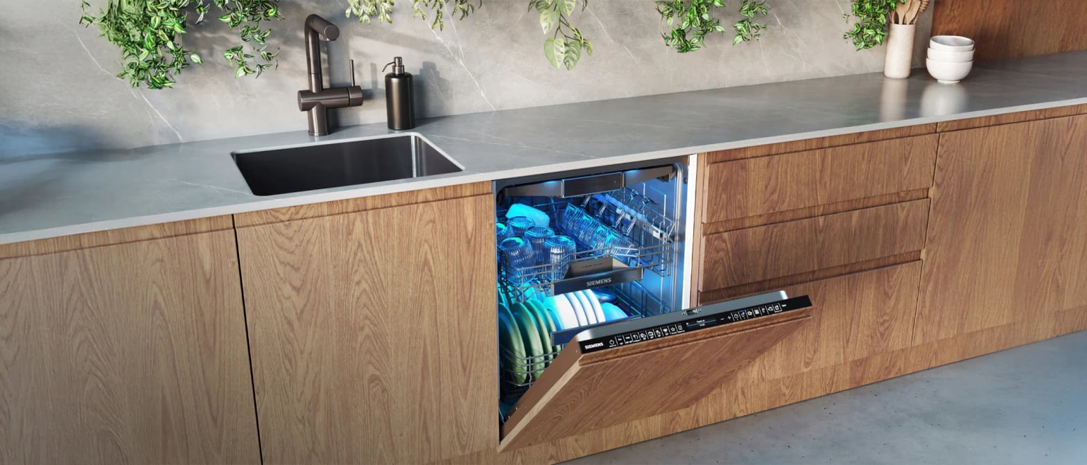Cuisine moderne avec lave-vaisselle Siemens encastré ouvert montrant le panier supérieur rackMatic