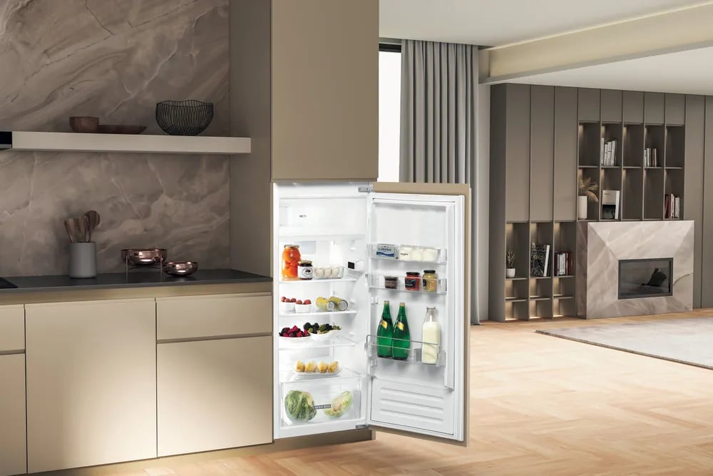 Réfrigérateur Whirlpool 6ème Sens ouvert rempli d'aliments frais en mise en scène cuisine
