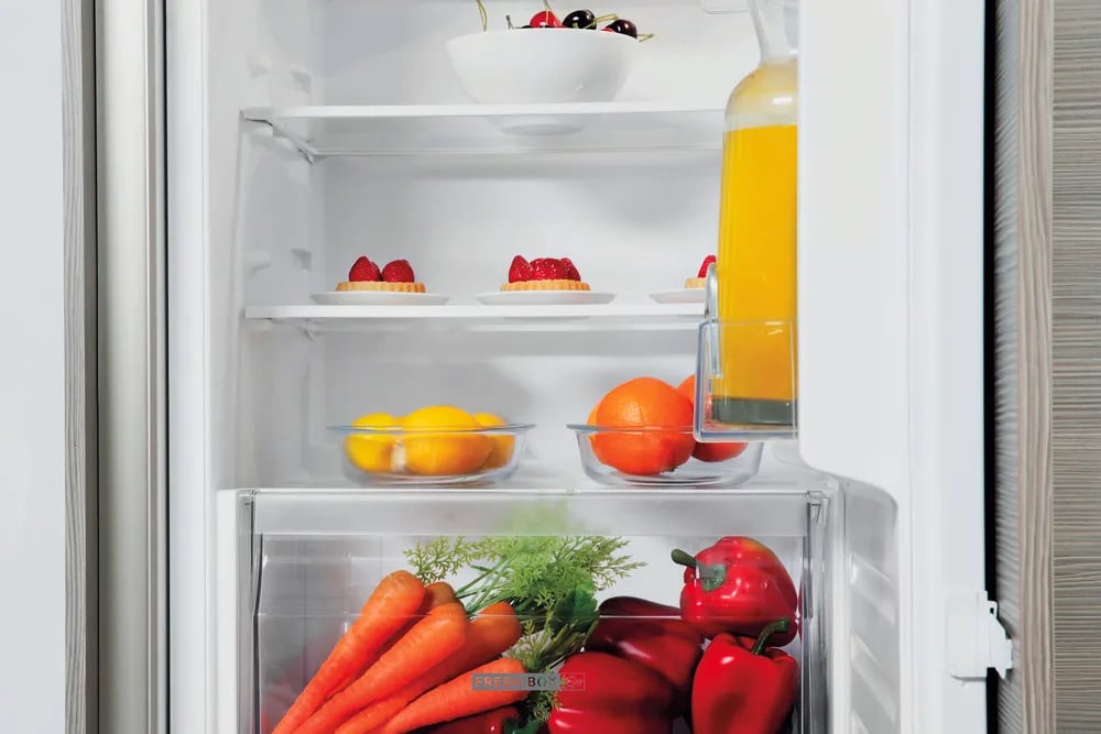 Intérieur de réfrigérateur Whirlpool 6ème Sens avec aliments frais et bac FreshBox