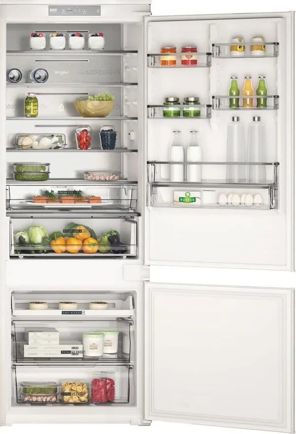 Interieur refrigerateur Whirlpool avec colonne MultiFlow visible au fond et clayettes garnies