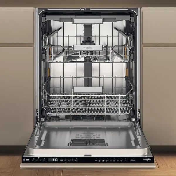 Lave-vaisselle Whirlpool W7I HP40 ouvert montrant système PowerClean avec bras pulvérisateurs et jets haute pression