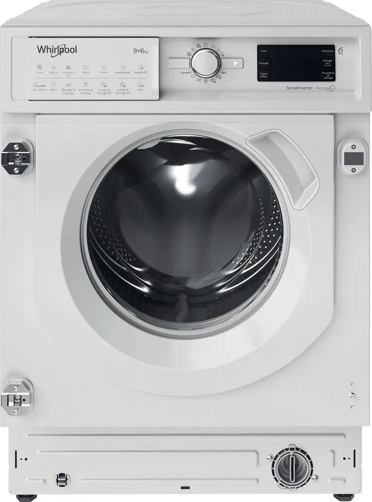 Lave-linge Whirlpool équipé du Soft Move avec du linge délicat déposé devant le tambour